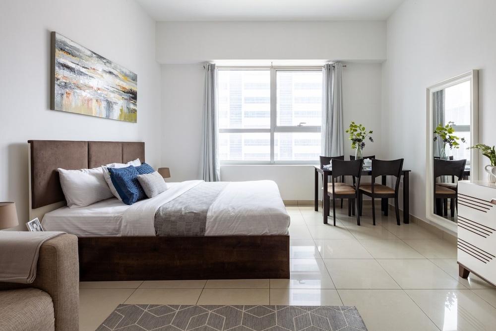 Light and Modern Studio in Jlt! Sleeps 3! Room