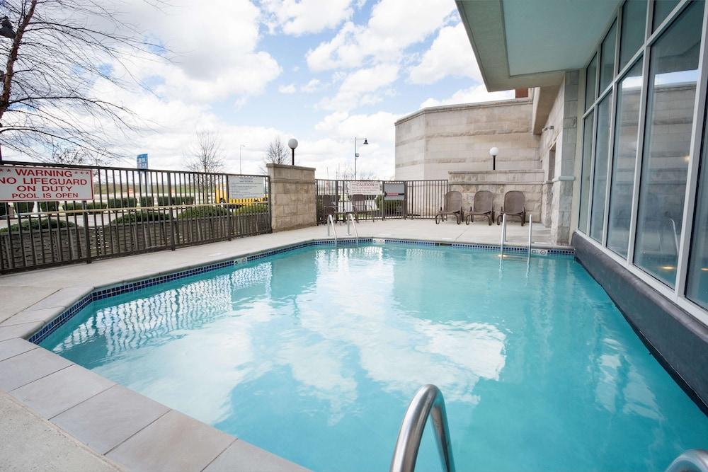 دروري إن آند سويتس كولومبوس جروف سيتي زحليقة مائية