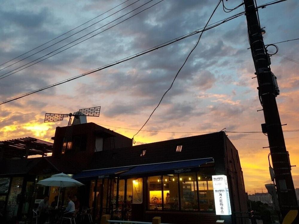 Mokpo White Windmill Guesthouse Featured Image