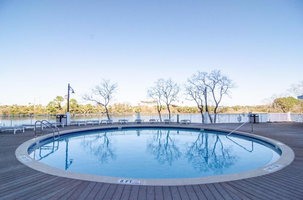 ليك تاون وارف باي رويال أمريكان بيتش جيت أوايز حمام سباحة مكشوف