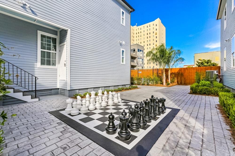 Modern 3BR Condo With Pool Exterior