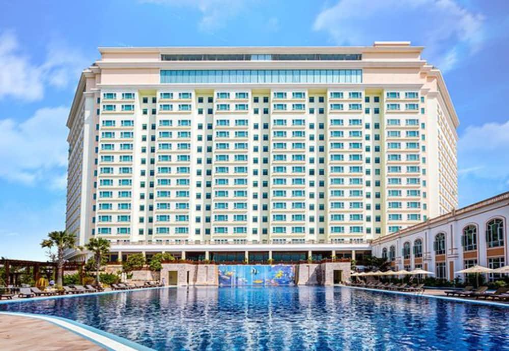 سوخا فنوم بنه ريزيدانس حمام سباحة مكشوف