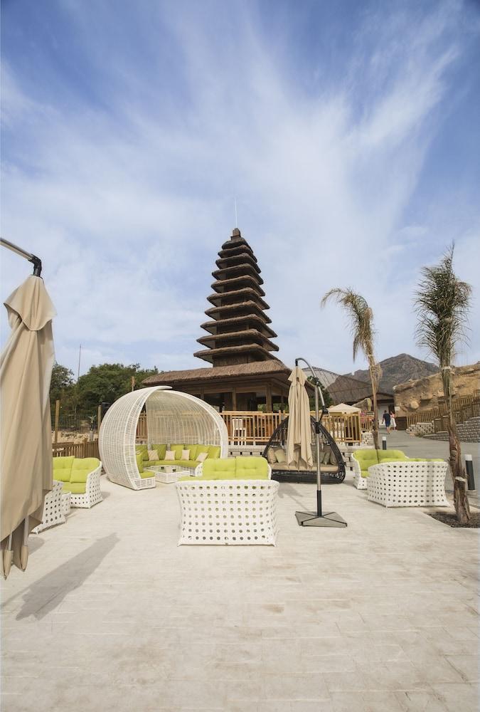 ماجيك ناتورا أنيمال، ووتربارك آند بولينيسيان ريزورت المنطقة المحيطة بالمنشأة