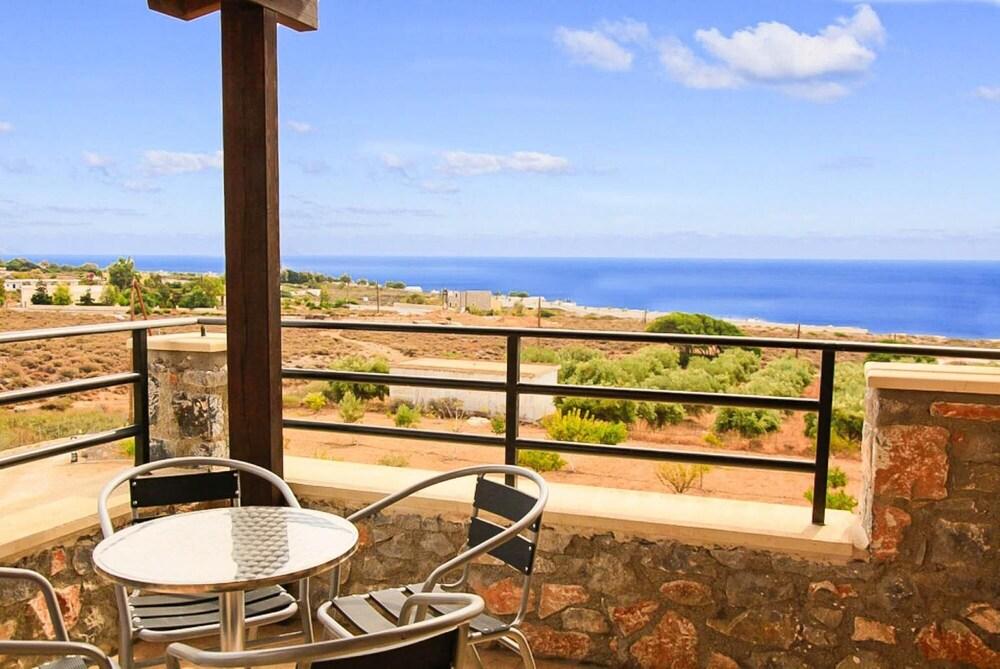 Theo Beach Villa Large Private Pool Walk to Beach Sea Views A C Wifi Car Not Required - 1843 Room
