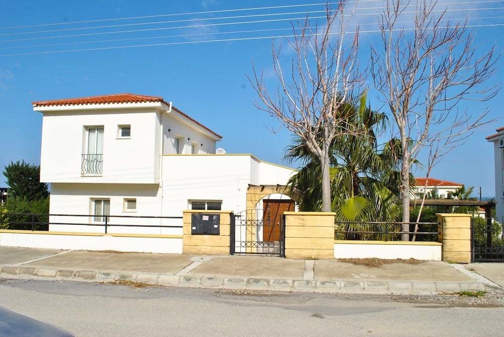 فيلا ليروي باي آمي فيلاز الصورة الأساسية