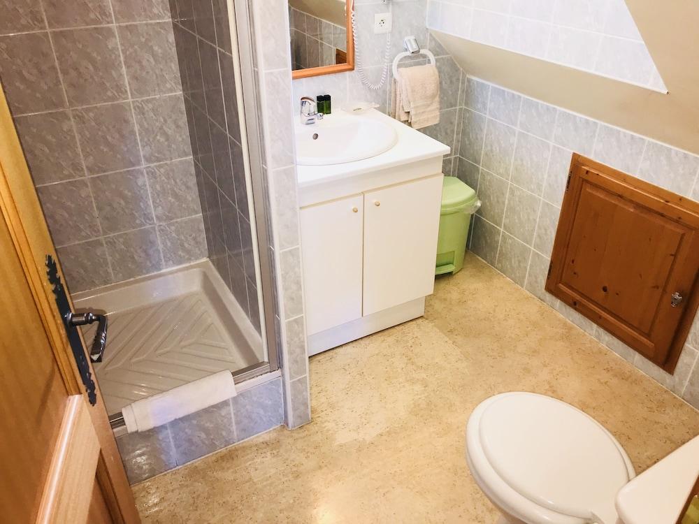 Gite La Balaguère T3 Bathroom