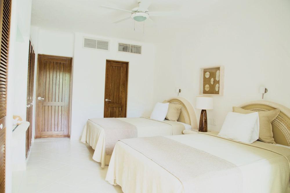 Las Villas Akumal  2B-10 by SkyRun Room