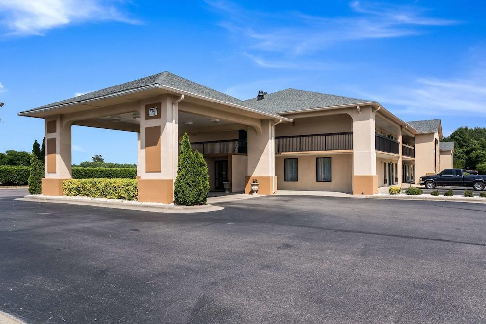 Quality Inn Battleboro Exterior
