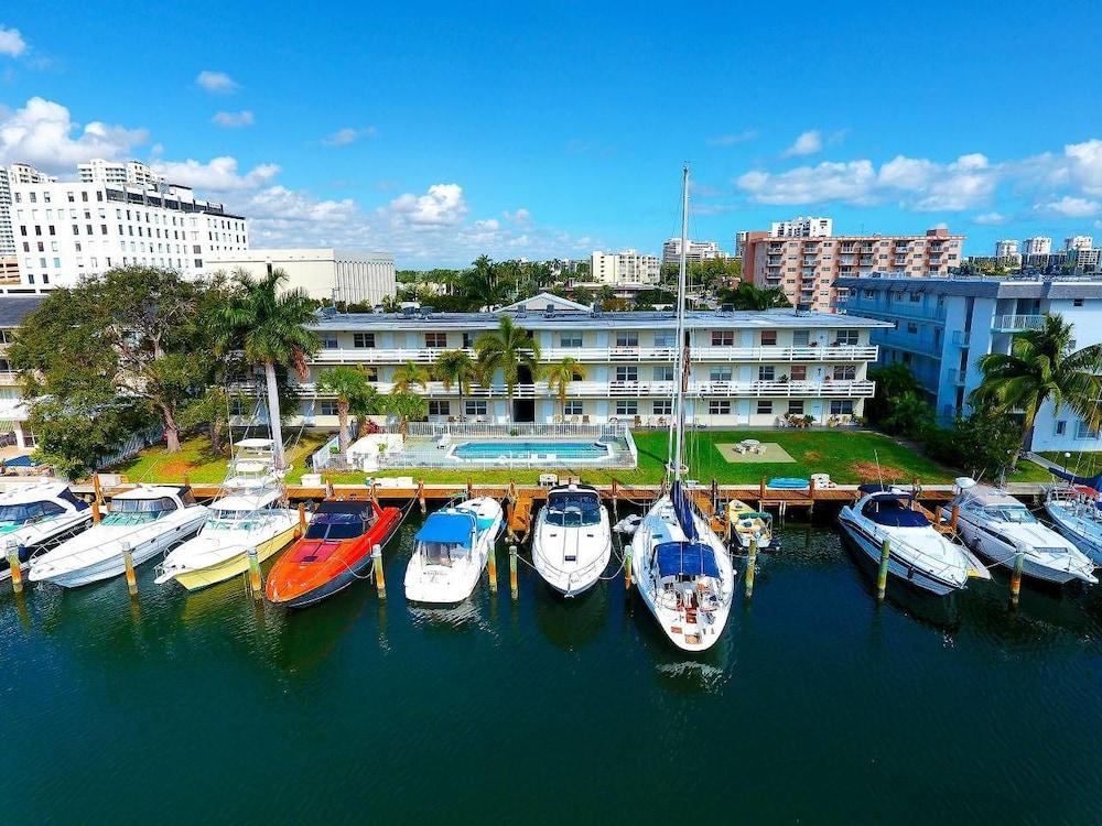 Stylish & Unique 1 BR Designer Waterview APT Waterslide