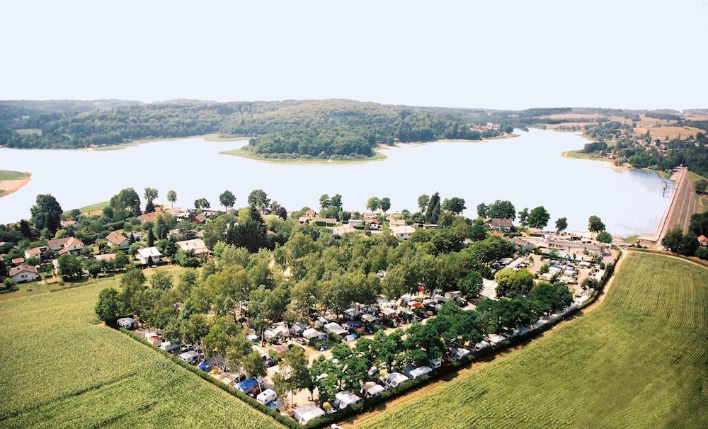 كامبينج كلوب لاك دو بوزي الصورة الأساسية