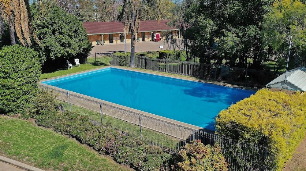 بورك آند ويلز موتور إن الصورة الأساسية