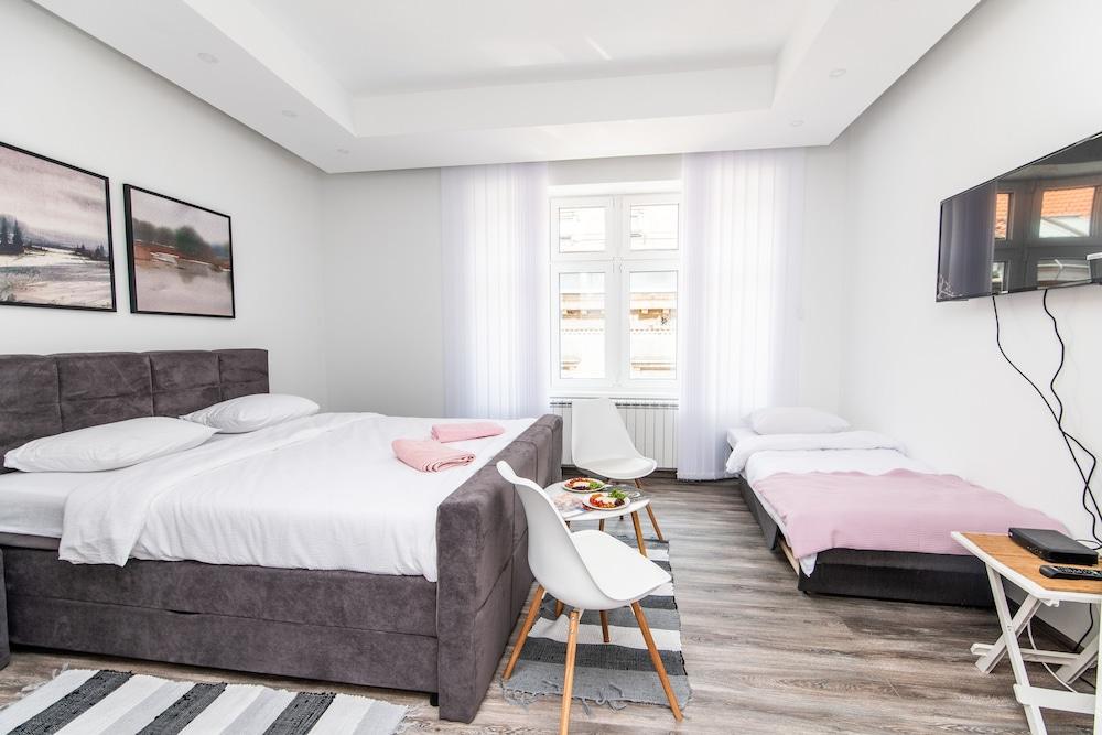 مودرن ستوديو فور 3 بيبول إن ذا هارت أوف ذا سيتي سنتر غرفة