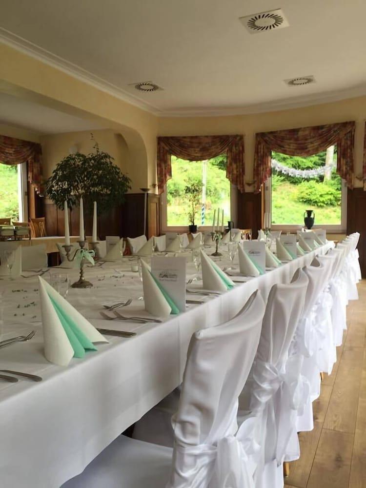 هوتل آم بيرجبارك نويه دروسيل أخرى