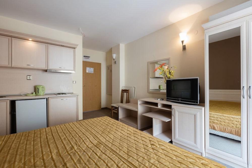 Quiet Studio in Avalon complex Featured Image