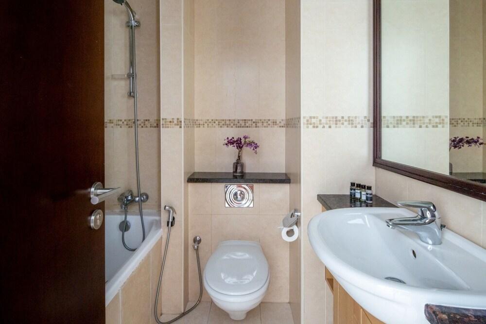 Spacious + Modern Studio in JLT - Sleeps 3 Bathroom