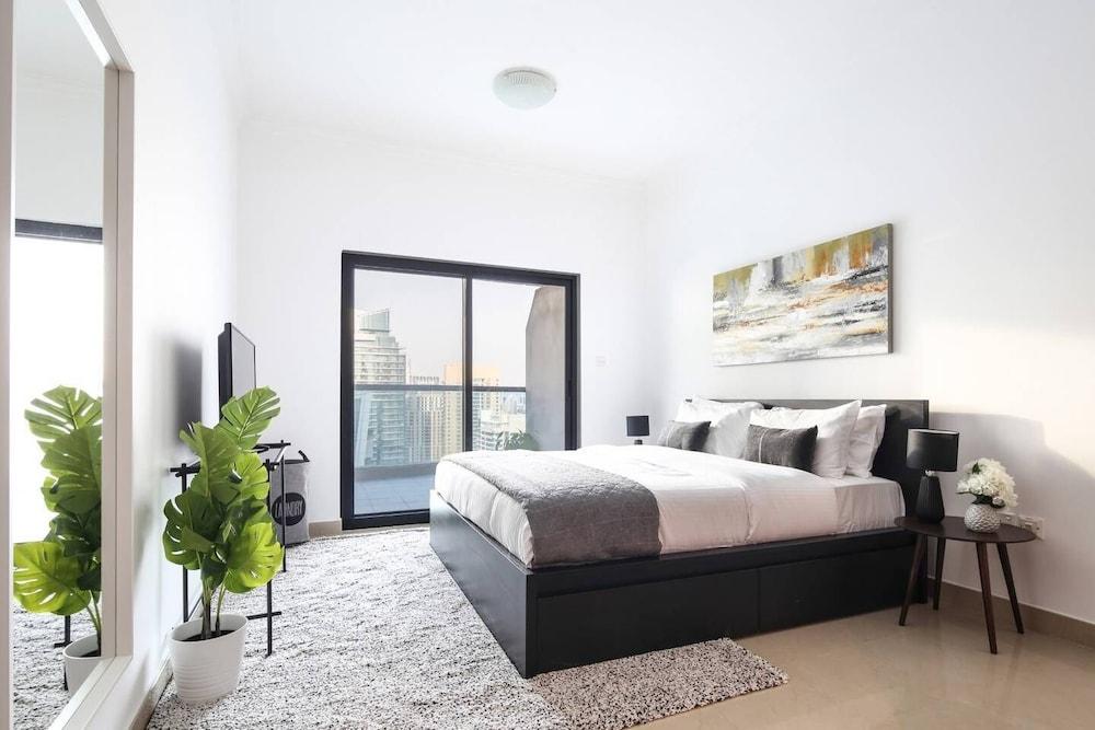 شقة عصرية مكوّنة من غرفة نوم واحدة وإطلالات رائعة على مارينا! تتّسع لأربعة أشخاص الصورة الأساسية