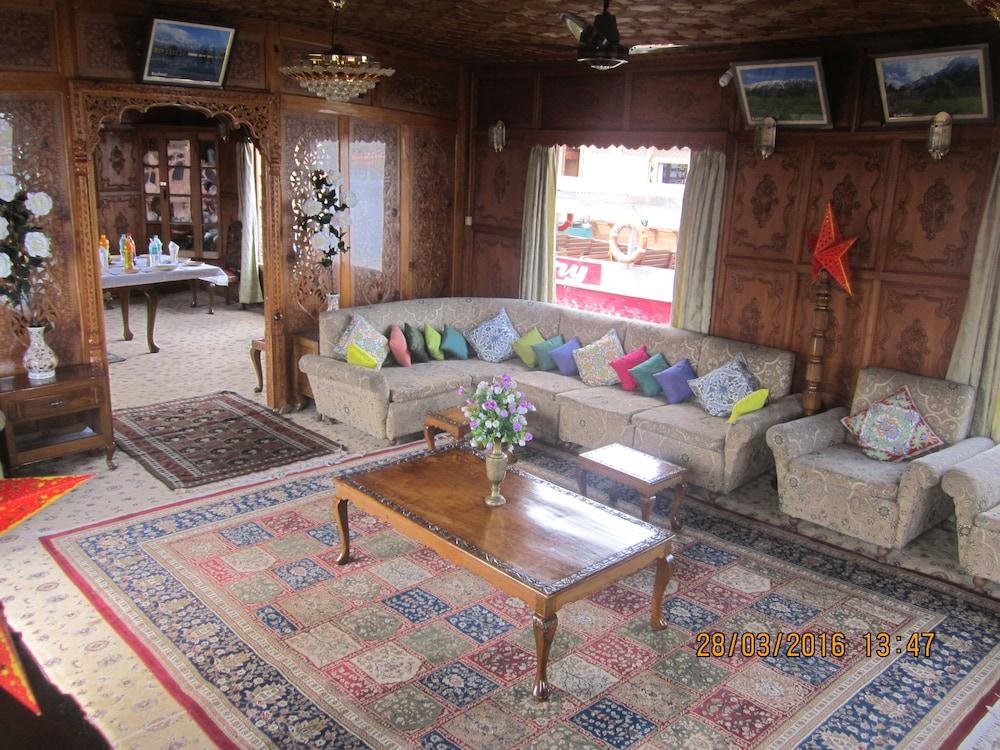 مجموعة زافر للقوارب المنزلية داخلي