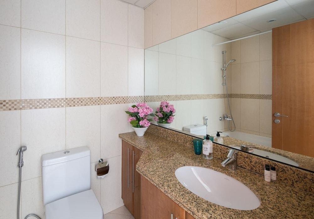 Spacious and Comfy Studio in Heart of Jlt! Bathroom