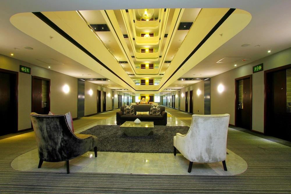 كوستلاندس أومهالنجا هوتل آند كونفنش سنتر منطقة الجلوس في الردهة