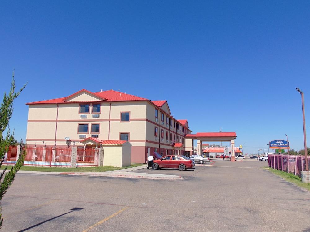 Howard Johnson by Wyndham Lubbock TX Exterior