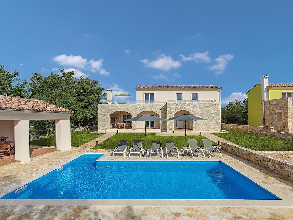 Modernly Furnished Villa With Private Pool for 6 Persons, Near Rovinj