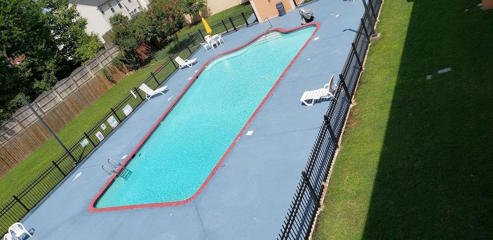 سوبر 8 باي ويندام أشلاند/ريتشموند زحليقة مائية