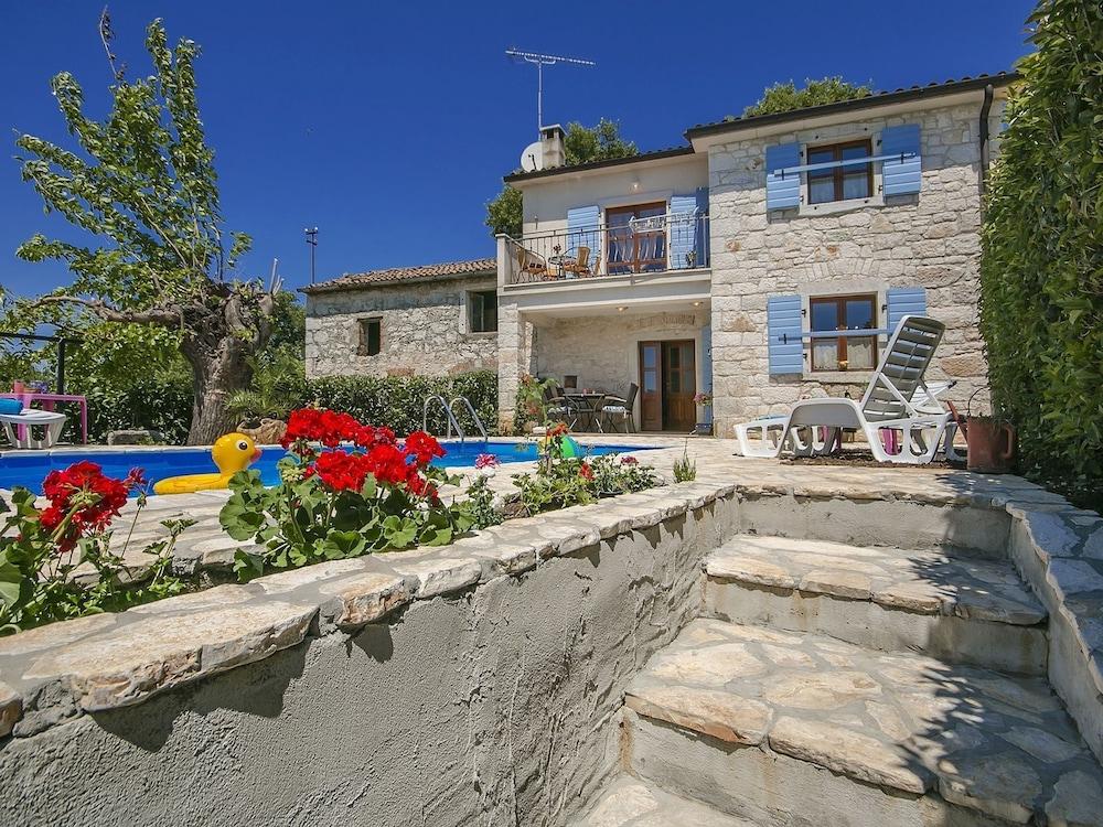 Cozy Cottage With Private Swimming Pool, Near the Beach and Porec Exterior