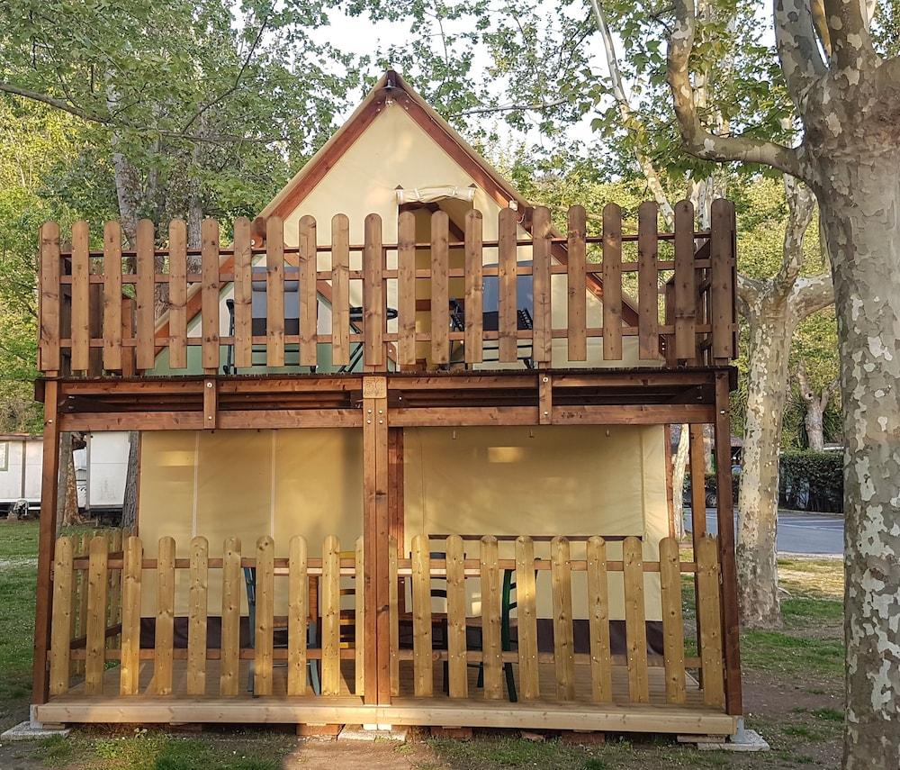 باركو ديل لاجو  غلامبينغ آند لودجيز المنطقة الخارجية