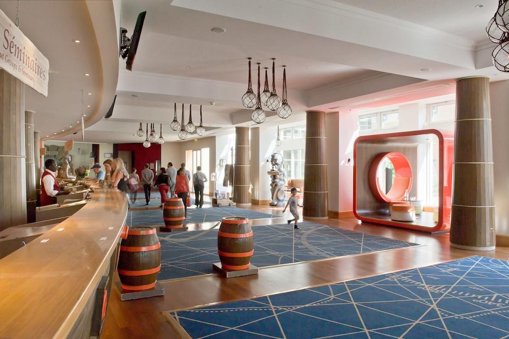 إكسبلورارز هوتل (يشمل دخول البارك) الردهة