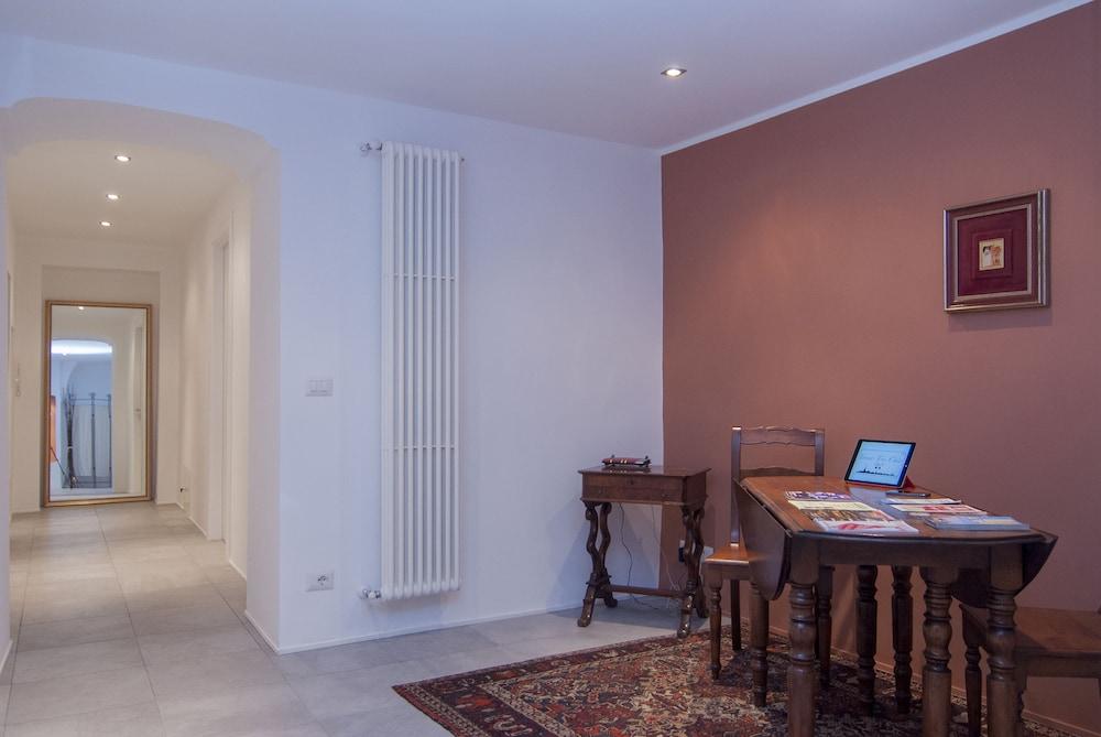 بي آند بي تورينو تريه شيك منصة تسجيل إجراءات الوصول/المغادرة