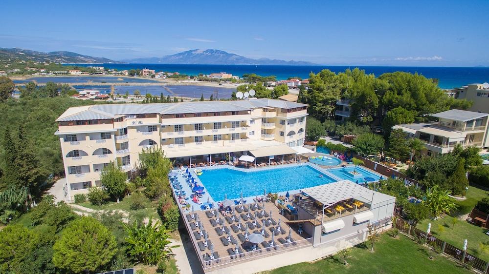 Koukounaria Hotel & Suites