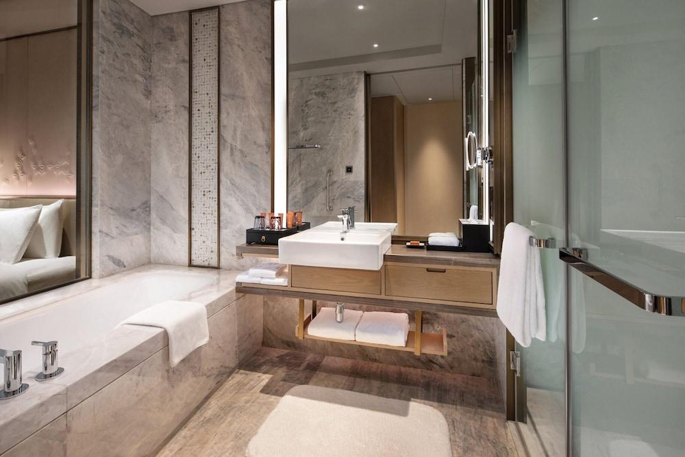 كراون بلازا شيانغشي، آن آي آيتش جي هوتل أخرى