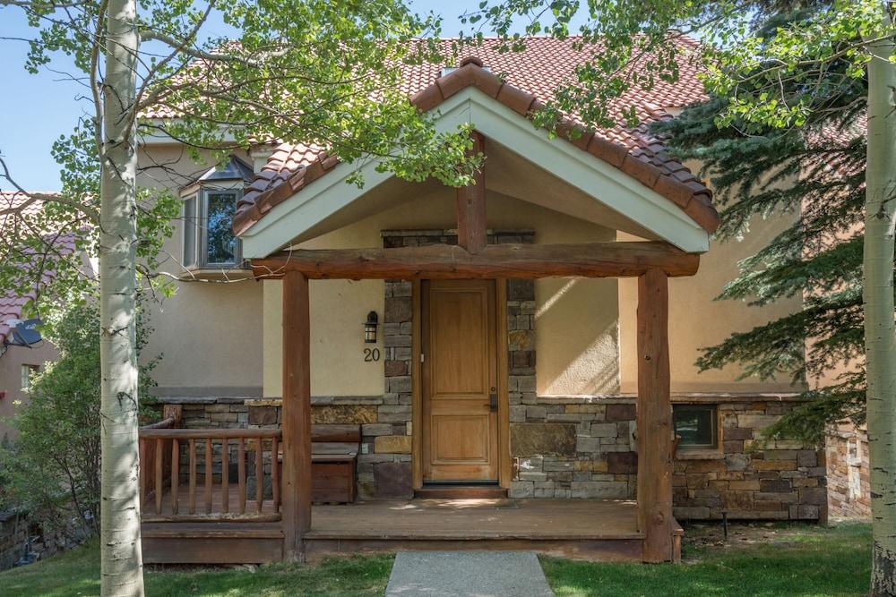 Crystal View by Exceptional Stays Exterior