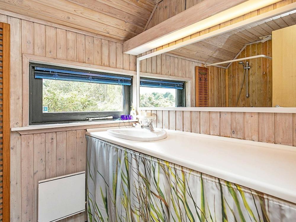 سيرين هوليداي هوم إن جوتلاند ويذ تيريس حمام