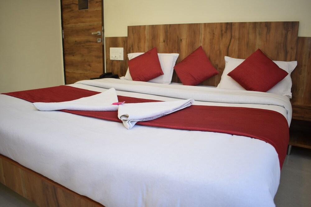 Hotel Shree Pratham Milan Room