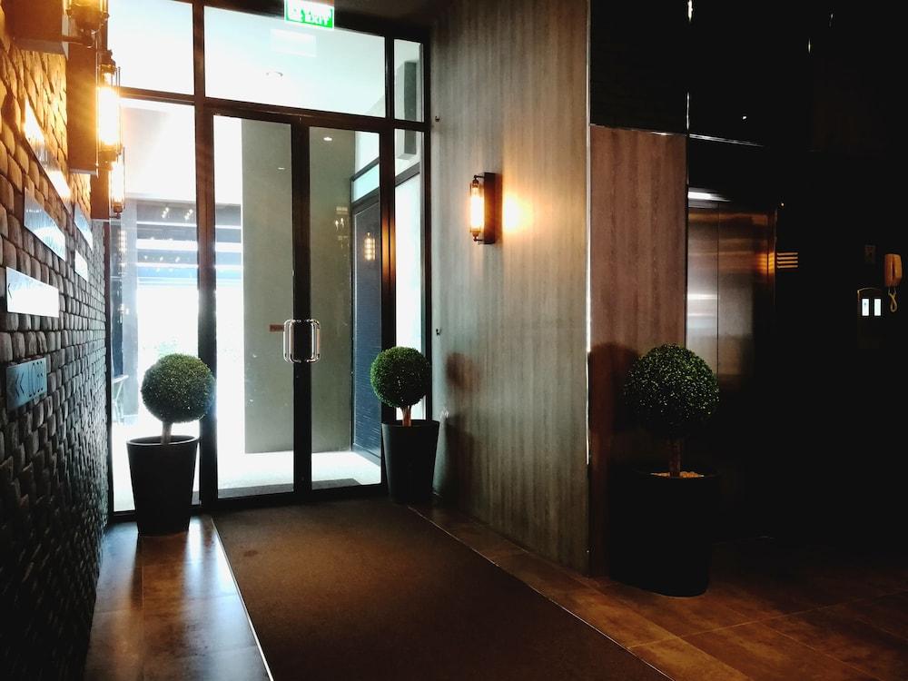 S Hadyai Hotel Interior Entrance