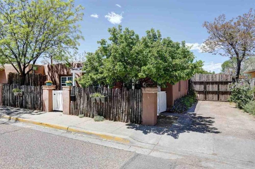 كازا لولا - غورجس لايت فيلد هوم، ووك تو ذا بلازا آند ذا رايليارد المنطقة الخارجية