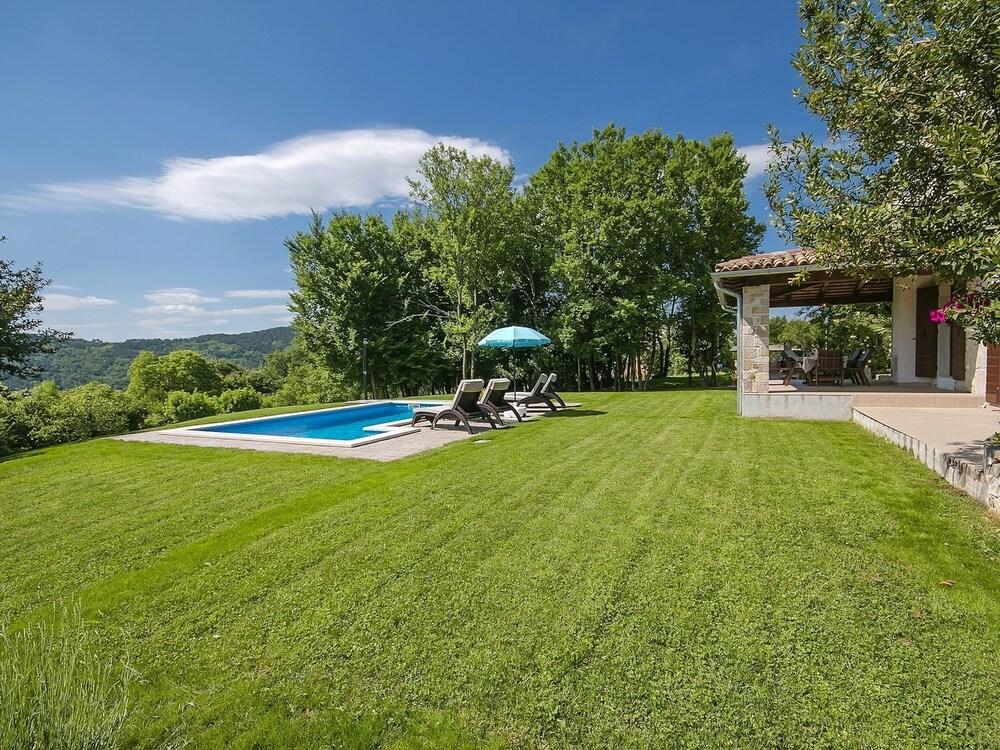 أوثينتيك فيلا ويذ سويمينج بول، لارج جاردن آند سبيكتاكولار فيو نير بوزيت زحليقة مائية