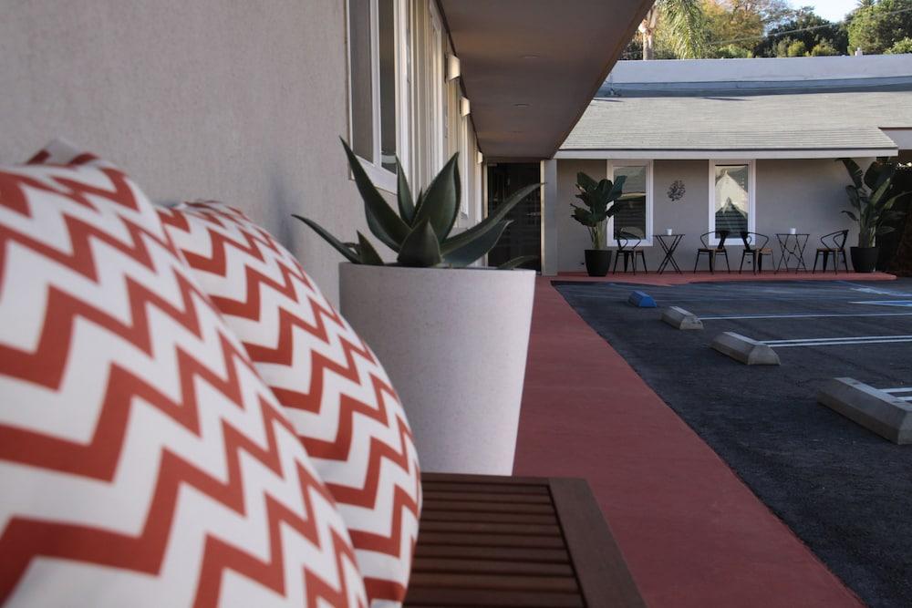 إل رويال جاردنز نير يونيفيرسال ستوديوز تفاصيل الفندق من الخارج