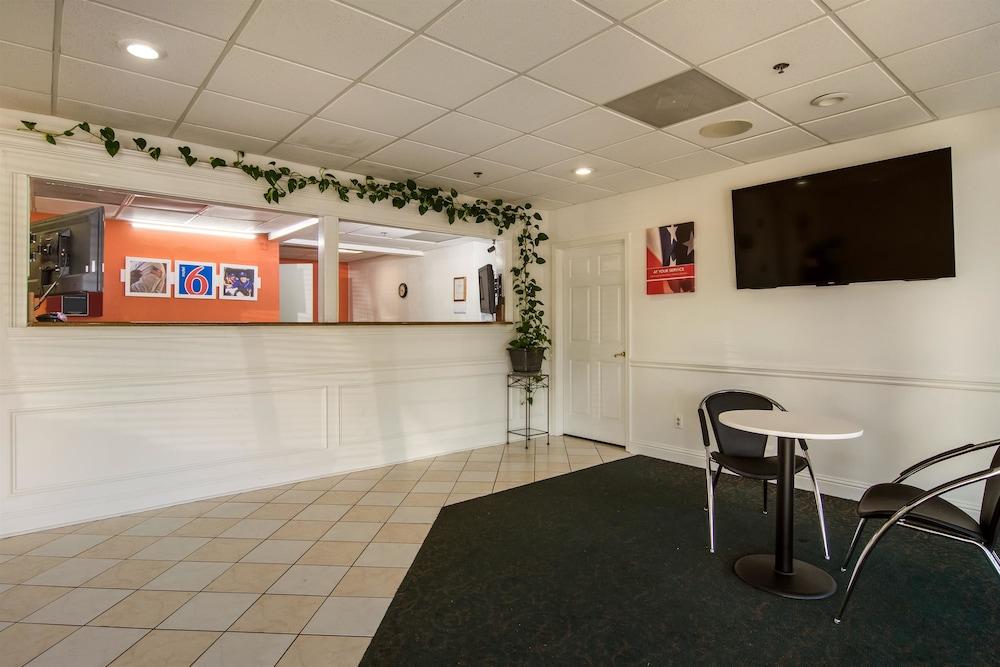 موتل 6 وارنر روبينز، جي إيه الردهة