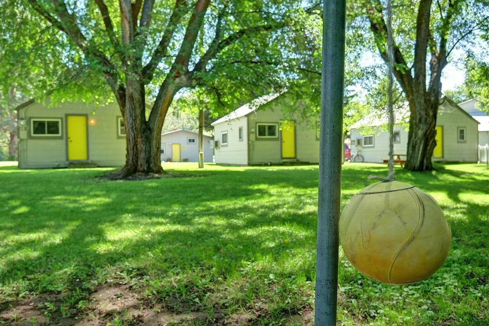 Idle A While Cabins Property Grounds