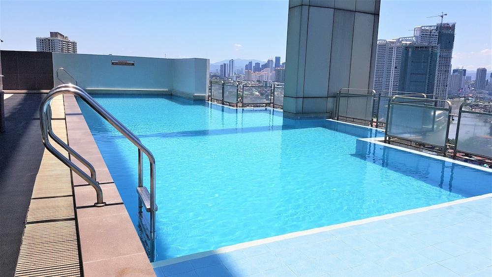 كوزي باد إن هارت أوف ماكاتي هي سبيد واي فاي حمام سباحة على السطح