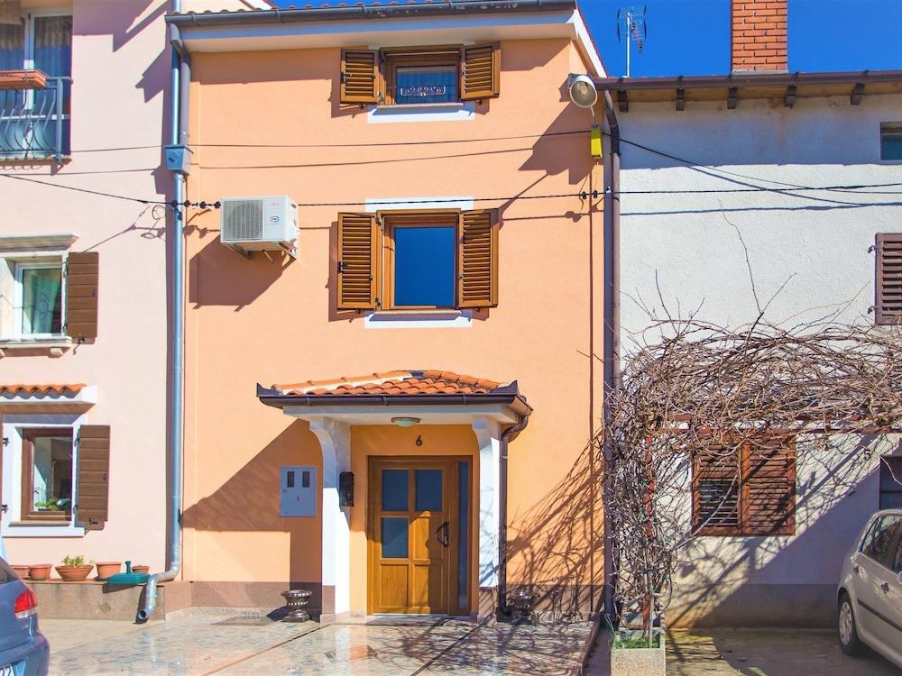 Rustically Furnished Holiday Home With its own Tavern, Near Porec Exterior
