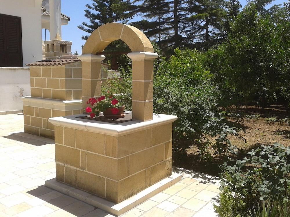 فيلا جلوريا بد آند بريكفاست تفاصيل الفندق من الخارج