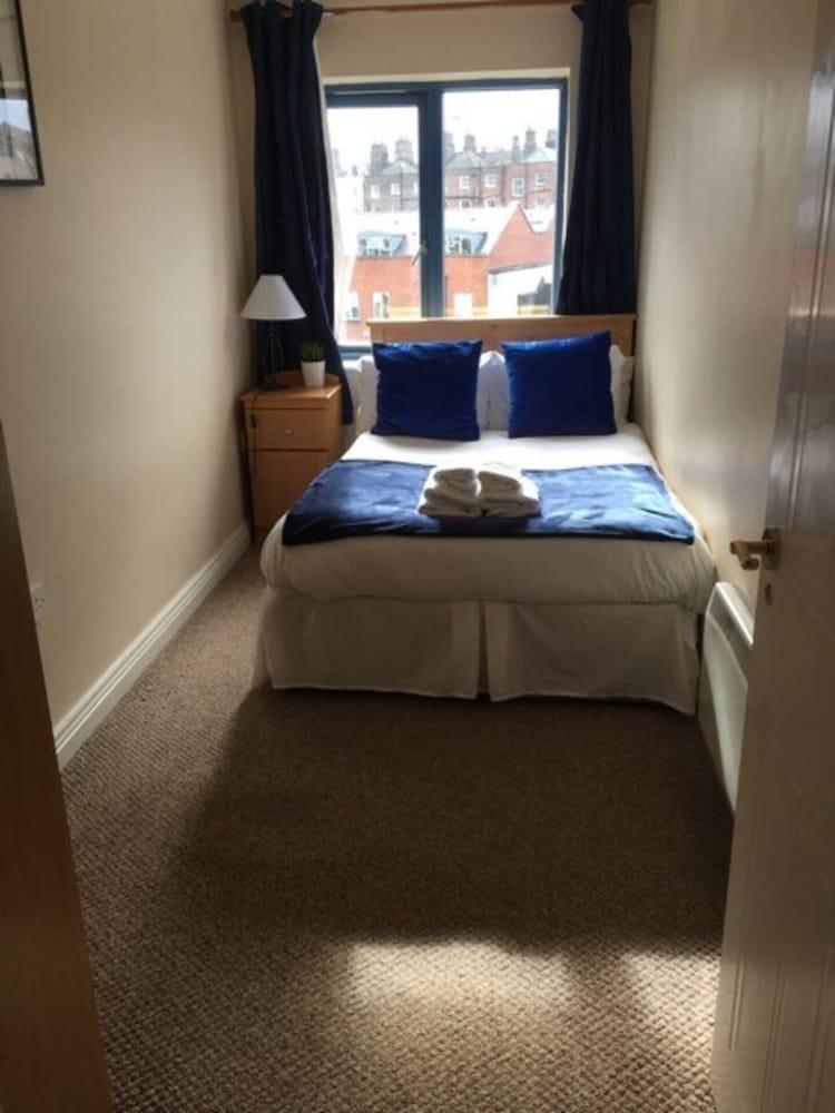 شقة مكونة من غرفتي نوم بجوار ميريون سكوير غرفة