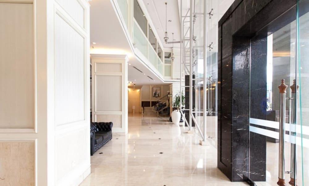 Royale Chulan The Curve Lobby