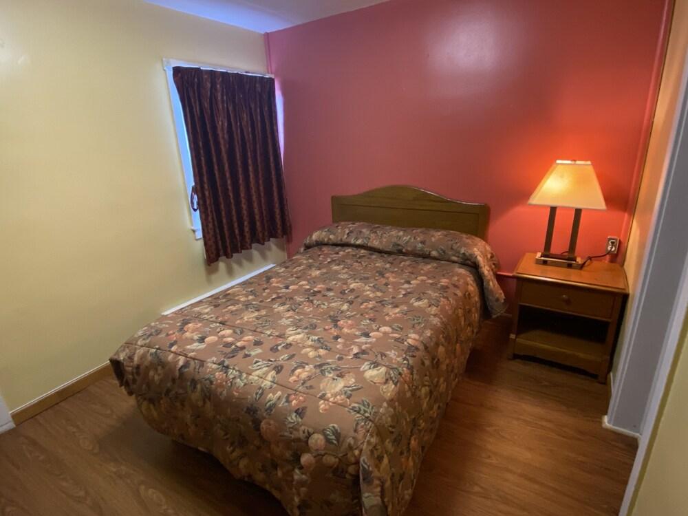 Gateway Inn Room