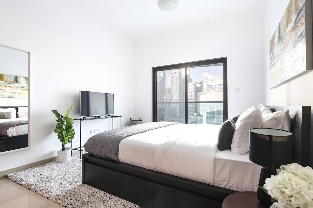 شقة عصرية مكوّنة من غرفة نوم واحدة وإطلالات رائعة على مارينا! تتّسع لأربعة أشخاص غرفة