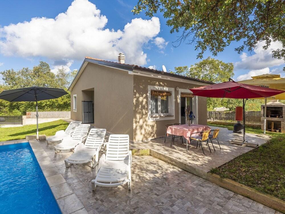 هوليداي هاوس فور 4-5 بيرسونز ويذ برايفت بول نير روفينج المنطقة الخارجية