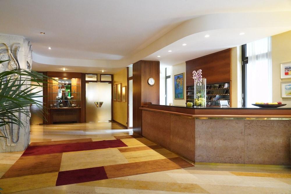 هوتل دو لاك إيه بيلفيو منصة تسجيل إجراءات الوصول/المغادرة